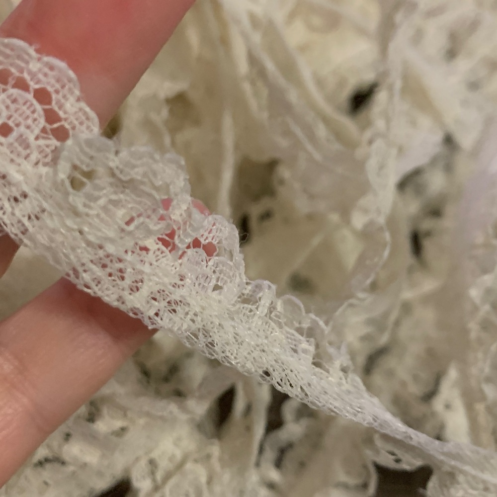20 Yards of Beige Lace Trim 1/2 inch - Picture 2 of 4